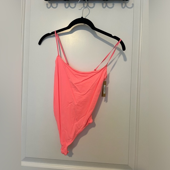 SKIMS FITS EVERYBODY CAMI BODYSUIT SORBET - Picture 2 of 3